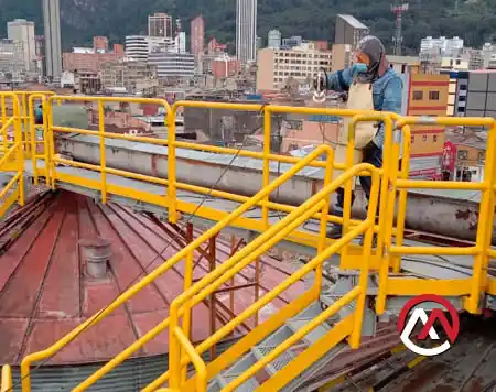 Escaleras metálicas para construcciones industriales en Bogotá, Colombia. Montajes, Ingeniería y Construcción. MIC. SAS.
