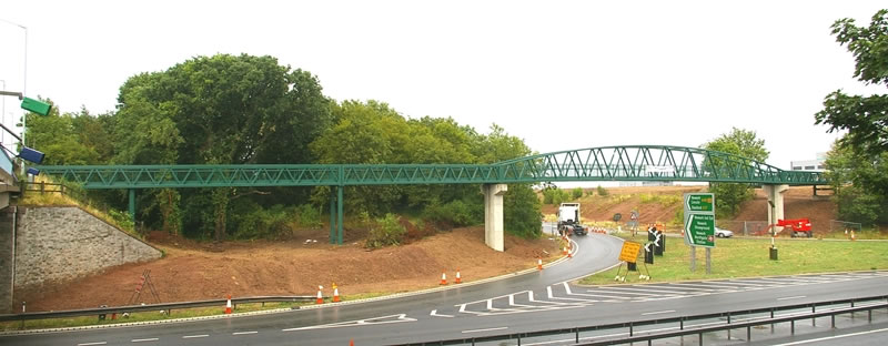 Configuración trasera para el tramo principal de una estructura de una pasarela o puente peatonal