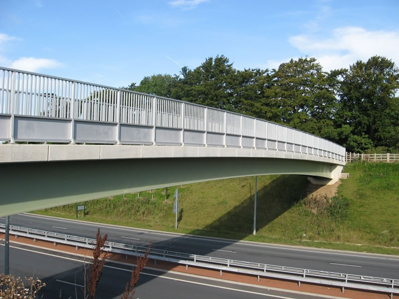 Construcción de pasarela o puente peatonal en acero y hormigón