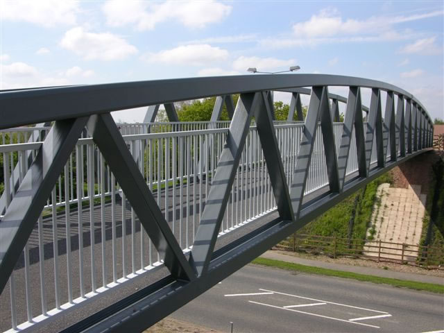 Estructura de Puente peatonal con construcción de cercha warren