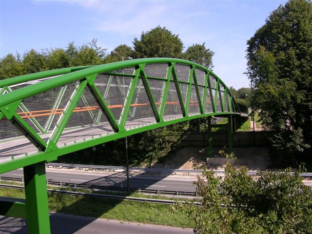 Estructura de Puente peatonal con construcción de cercha warren