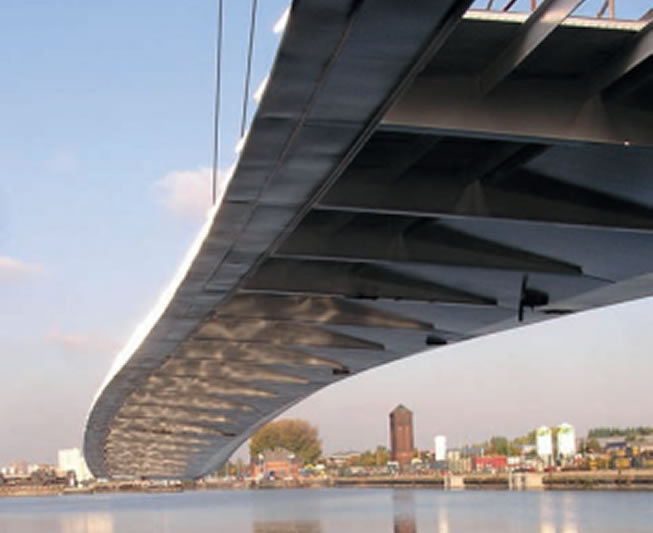 Estructuras de acero para pasarelas de puentes peatonales atirantados