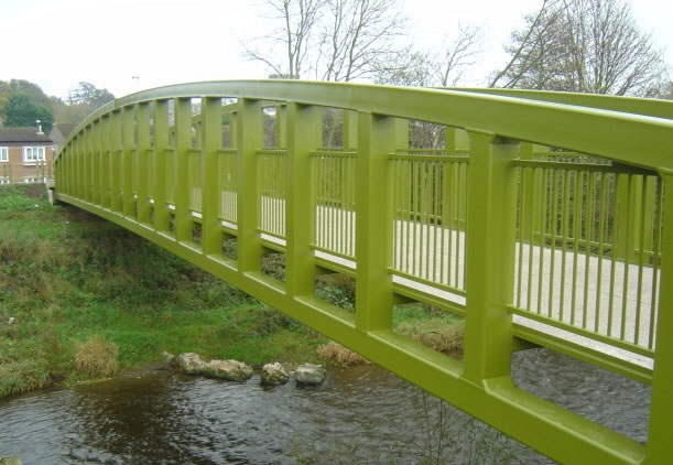 Estructuras metálicas de pasarelas y puentes de medio paso con vigas Vierendeel