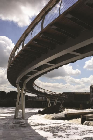 Puente o pasarela peatonal de vigas de caja