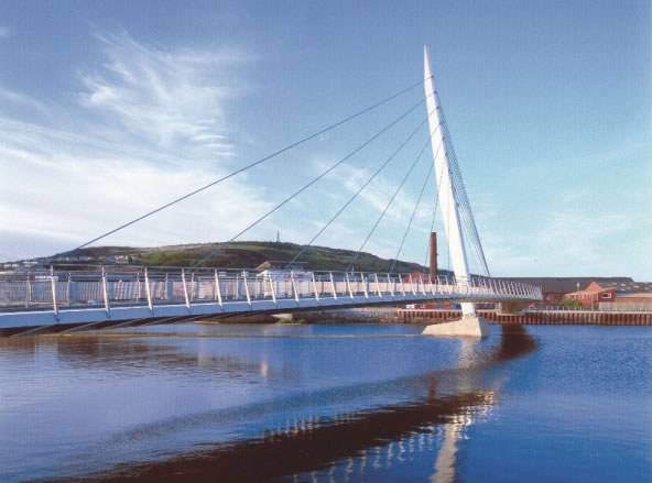 Puente peatonal o pasarela de acero estructural atirantada por cables tensión Puente peatonal o pasarela de acero estructural atirantada por cables tensión