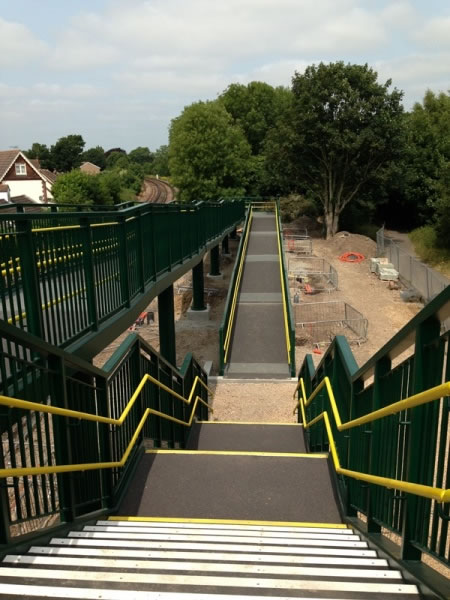 Rampas de acceso y escaleras para pasarelas de puentes peatonales