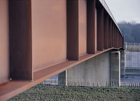 Agujeros de la capa en un puente de acero resistente a la intemperie