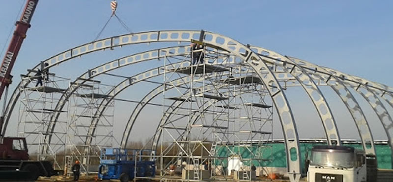 Montaje de estructura metalica con vigas alveolares curvas en bogota colombia. Montajes, Ingeniería y Construcción. MIC SAS.