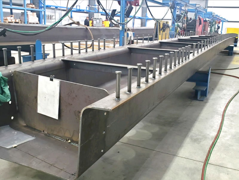 Viga armada hueca de acero en fabricacion con pernos bogota colombia. Montajes, Ingeniería y Construcción. MIC SAS.