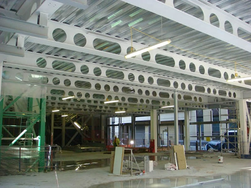 Vigas alveolares con aberturas circulares y elipticas en edificio bogota colombia. Montajes, Ingeniería y Construcción. MIC SAS.