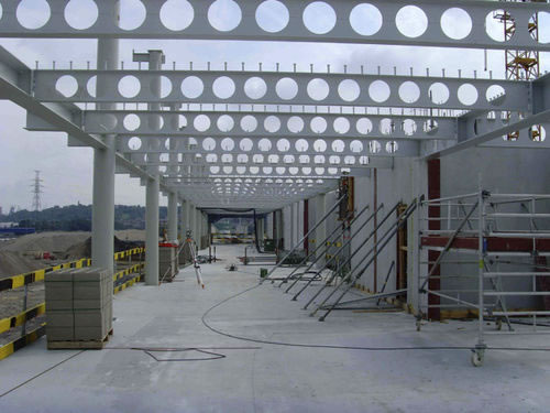 Vigas alveolares celulares con aberturas circulares en montaje de edificio bogota colombia. Montajes, Ingeniería y Construcción. MIC SAS. Vigas alveolares celulares con aberturas circulares en montaje de edificio bogota colombia. Montajes, Ingeniería y Construcción. MIC SAS.