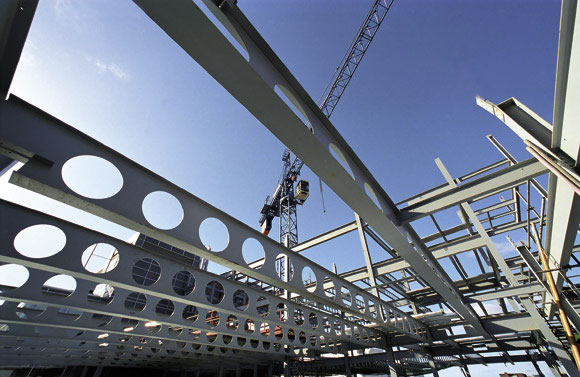 Vigas alveolares celulares en acero durante montaje de estructura metalica bogota colombia. Montajes, Ingeniería y Construcción. MIC SAS. Vigas alveolares celulares en acero durante montaje de estructura metalica bogota colombia. Montajes, Ingeniería y Construcción. MIC SAS.