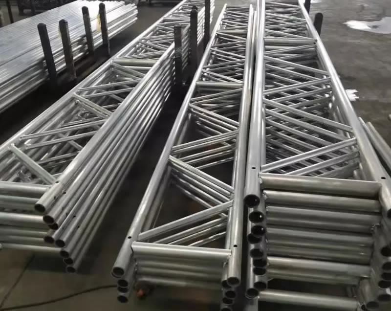 Celosías metálicas tubulares prefabricadas apiladas en fábrica en Bogotá Colombia. Montajes, Ingeniería y Construcción. MIC SAS. Celosías metálicas tubulares prefabricadas apiladas en fábrica en Bogotá Colombia. Montajes, Ingeniería y Construcción. MIC SAS.