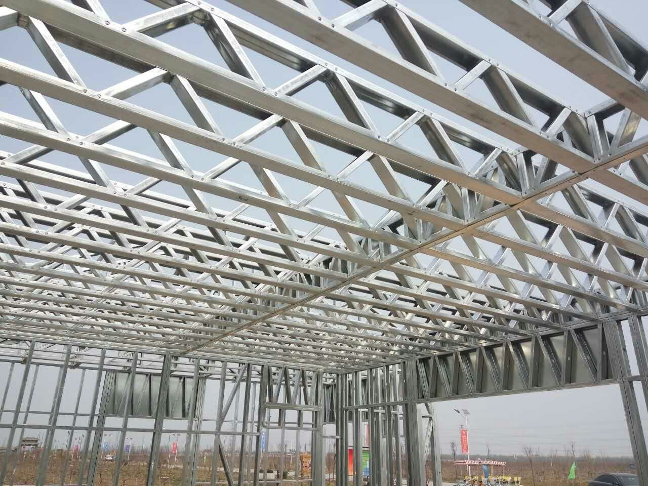 Estructura metálica con vigas de celosía para techo en montaje en Bogotá Colombia. Montajes, Ingeniería y Construcción. MIC SAS. Estructura metálica con vigas de celosía para techo en montaje en Bogotá Colombia. Montajes, Ingeniería y Construcción. MIC SAS.
