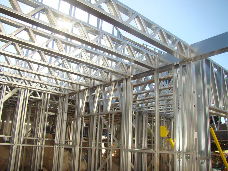 Montaje de vigas reticulares en acero para construcción liviana en Bogotá Colombia. Montajes, Ingeniería y Construcción. MIC SAS. Montaje de vigas reticulares en acero para construcción liviana en Bogotá Colombia. Montajes, Ingeniería y Construcción. MIC SAS.