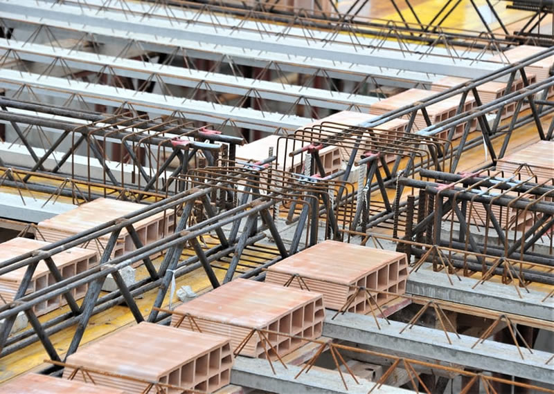 Vigas de celosía en construcción de losa con bloques cerámicos en Bogotá Colombia. Montajes, Ingeniería y Construcción. MIC SAS. Vigas de celosía en construcción de losa con bloques cerámicos en Bogotá Colombia. Montajes, Ingeniería y Construcción. MIC SAS.