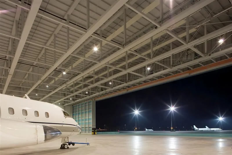 Vigas de celosía en cubierta de hangar para aviones Bogotá Colombia. Montajes, Ingeniería y Construcción. MIC SAS. Vigas de celosía en cubierta de hangar para aviones Bogotá Colombia. Montajes, Ingeniería y Construcción. MIC SAS.