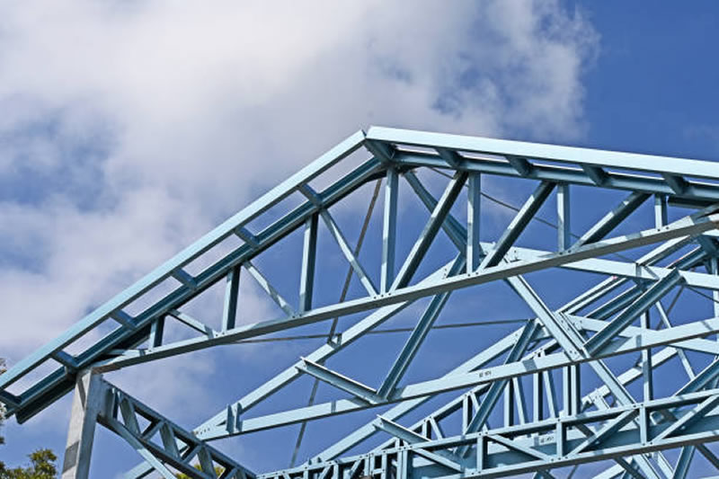 Vigas de celosía azules en montaje para cubierta estructural en Bogotá Colombia. Montajes, Ingeniería y Construcción. MIC SAS. Vigas de celosía azules en montaje para cubierta estructural en Bogotá Colombia. Montajes, Ingeniería y Construcción. MIC SAS.