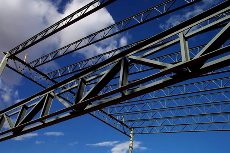 Vigas de celosía metálicas para cubierta en construcción cielo azul en Bogotá Colombia. Montajes, Ingeniería y Construcción. MIC SAS. Vigas de celosía metálicas para cubierta en construcción cielo azul en Bogotá Colombia. Montajes, Ingeniería y Construcción. MIC SAS.