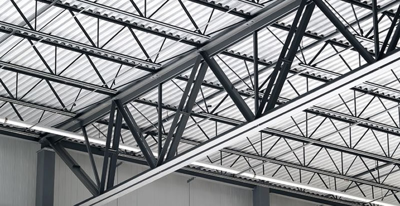 Vigas de celosía oscuras para cubierta metálica en nave industrial en Bogotá Colombia. Montajes, Ingeniería y Construcción. MIC SAS. Vigas de celosía oscuras para cubierta metálica en nave industrial en Bogotá Colombia. Montajes, Ingeniería y Construcción. MIC SAS.