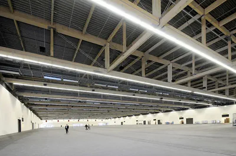 Vigas reticulares en techo de amplio recinto para exposiciones en Bogotá Colombia. Montajes, Ingeniería y Construcción. MIC SAS. Vigas reticulares en techo de amplio recinto para exposiciones en Bogotá Colombia. Montajes, Ingeniería y Construcción. MIC SAS.