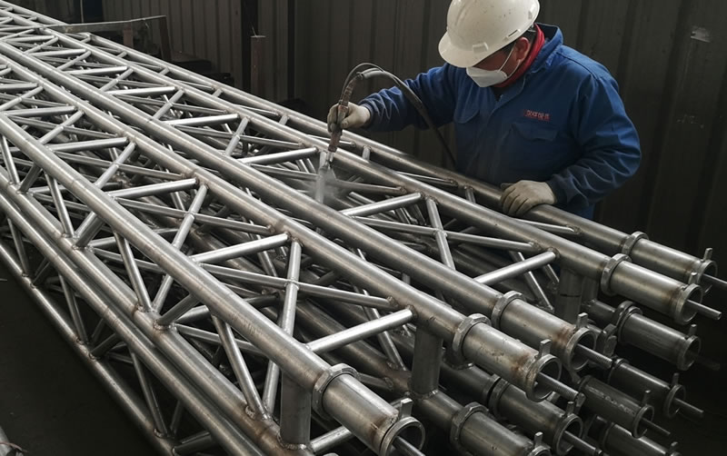 Aplicacion de proteccion anticorrosiva en uniones de celosia en Bogotá, Colombia. Montajes, Ingeniería y Construcción. MIC SAS. Aplicacion de proteccion anticorrosiva en uniones de celosia en Bogotá, Colombia. Montajes, Ingeniería y Construcción. MIC SAS.