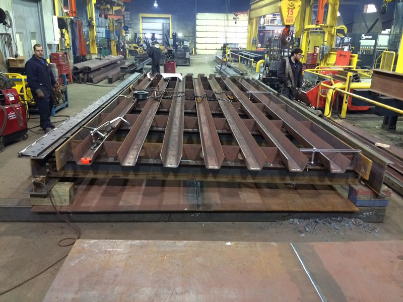 Fabricación de tablero ortotrópico con rigidizadores longitudinales en Bogotá Colombia. Montajes, Ingeniería y Construcción MIC SAS. Fabricación de tablero ortotrópico con rigidizadores longitudinales en Bogotá Colombia. Montajes, Ingeniería y Construcción MIC SAS.