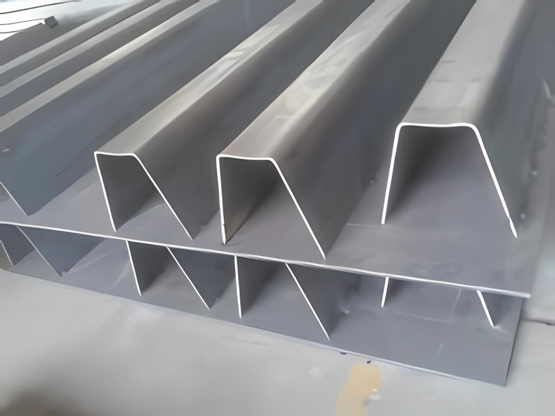 Plancha acero con rigidizadores longitudinales para tablero ortotrópico en Bogotá Colombia. Montajes, Ingeniería y Construcción MIC SAS. Plancha acero con rigidizadores longitudinales para tablero ortotrópico en Bogotá Colombia. Montajes, Ingeniería y Construcción MIC SAS.