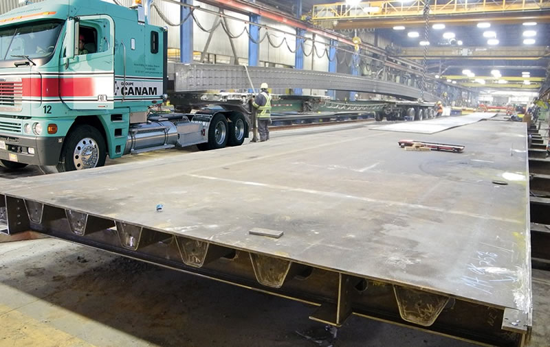 Transporte de plancha de acero para tablero ortotrópico de puente en Bogotá Colombia. Montajes, Ingeniería y Construcción MIC SAS. Transporte de plancha de acero para tablero ortotrópico de puente en Bogotá Colombia. Montajes, Ingeniería y Construcción MIC SAS.