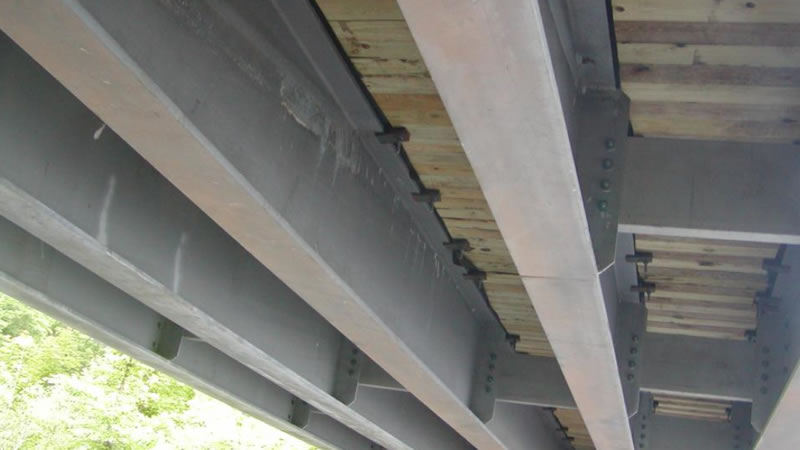 Vigas de acero soportando tablero ortotrópico de puente en Bogotá Colombia. Montajes, Ingeniería y Construcción MIC SAS. Vigas de acero soportando tablero ortotrópico de puente en Bogotá Colombia. Montajes, Ingeniería y Construcción MIC SAS.