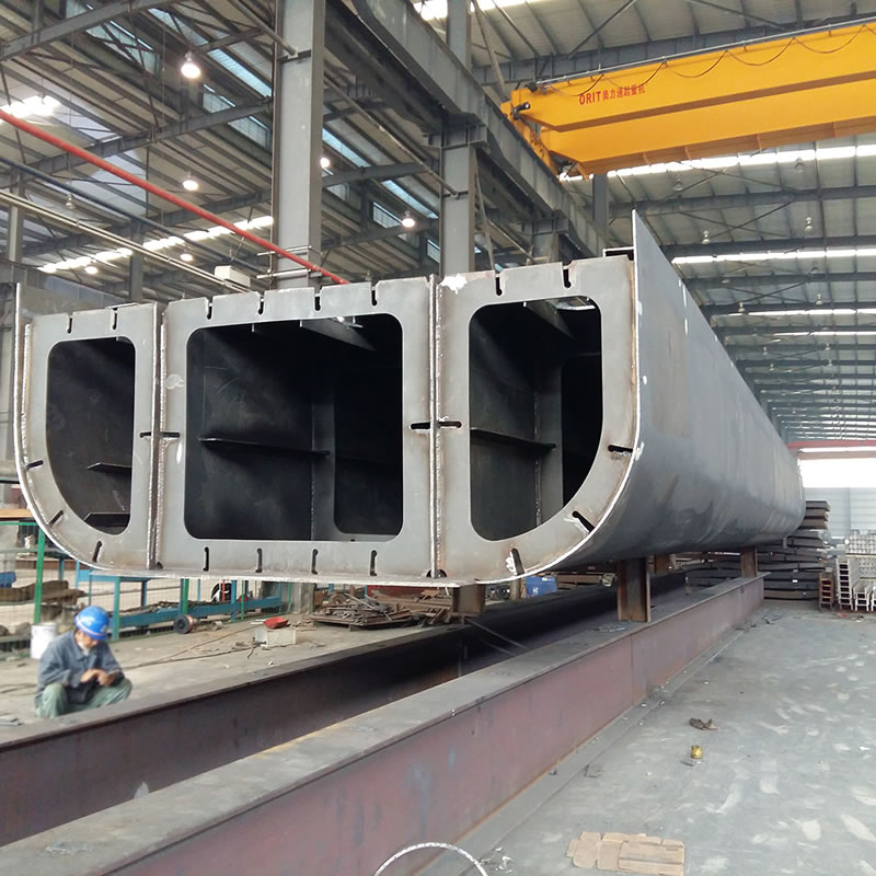 Vigas fabricadas tipo cajón en acero para tablero ortotrópico en Bogotá Colombia. Montajes, Ingeniería y Construcción MIC SAS. Vigas fabricadas tipo cajón en acero para tablero ortotrópico en Bogotá Colombia. Montajes, Ingeniería y Construcción MIC SAS.