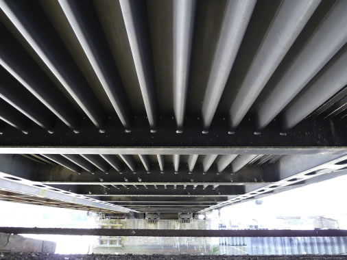 Vista inferior de tablero ortotrópico con rigidizadores longitudinales en Bogotá Colombia. Montajes, Ingeniería y Construcción MIC SAS. Vista inferior de tablero ortotrópico con rigidizadores longitudinales en Bogotá Colombia. Montajes, Ingeniería y Construcción MIC SAS.