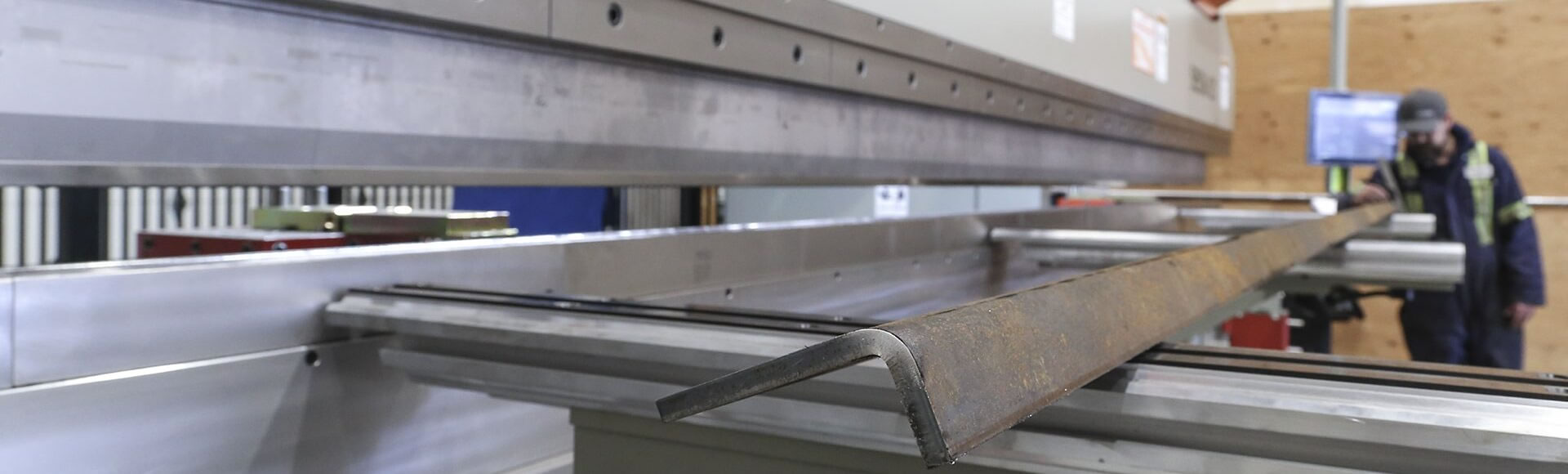 Perfil angular de acero en proceso de fabricación para estructuras en Bogotá Colombia. Montajes, Ingeniería y Construcción. MIC SAS. Perfil angular de acero en proceso de fabricación para estructuras en Bogotá Colombia. Montajes, Ingeniería y Construcción. MIC SAS.