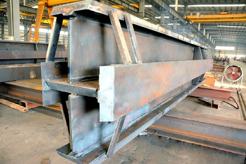 Viga metálica armada de gran tamaño para proyectos especiales en Bogotá Colombia. Montajes, Ingeniería y Construcción. MIC SAS. Viga metálica armada de gran tamaño para proyectos especiales en Bogotá Colombia. Montajes, Ingeniería y Construcción. MIC SAS.