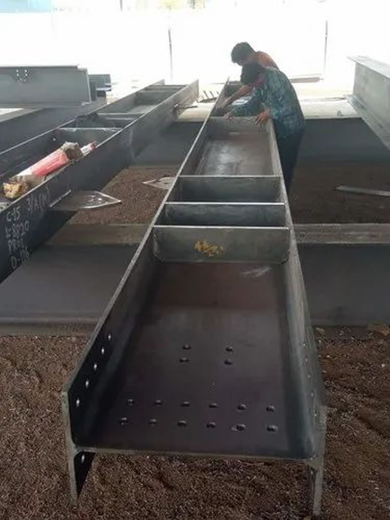 Vigas metálicas armadas en proceso de inspección para proyectos en Bogotá Colombia. Montajes, Ingeniería y Construcción. MIC SAS. Vigas metálicas armadas en proceso de inspección para proyectos en Bogotá Colombia. Montajes, Ingeniería y Construcción. MIC SAS.