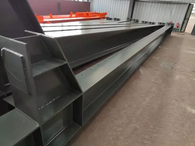 Vigas metálicas armadas pintadas para proyectos especiales en Bogotá Colombia. Montajes, Ingeniería y Construcción. MIC SAS. Vigas metálicas armadas pintadas para proyectos especiales en Bogotá Colombia. Montajes, Ingeniería y Construcción. MIC SAS.