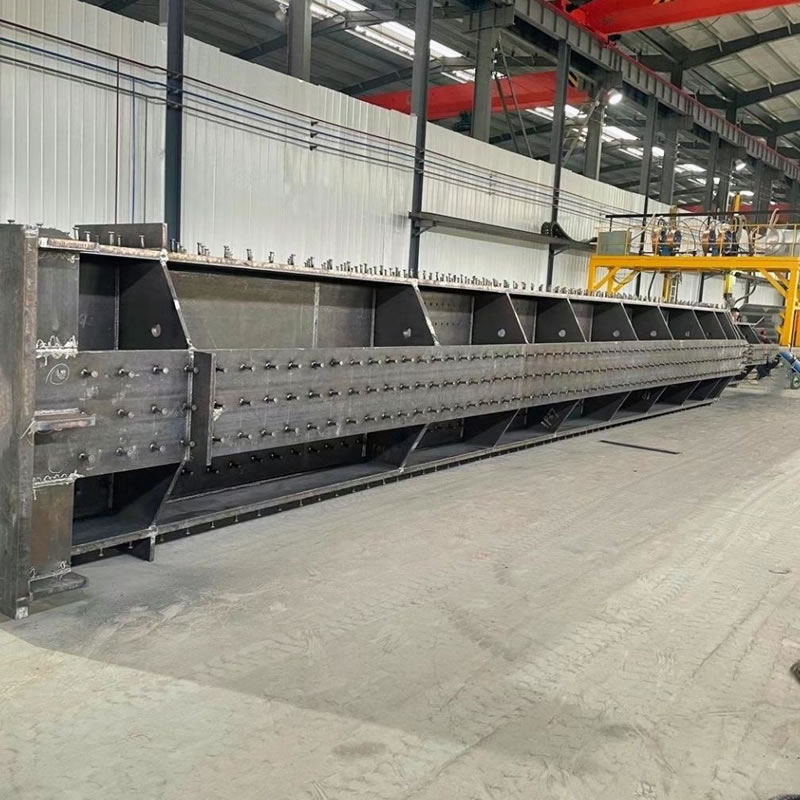 Gran viga metalica armada para ensamblaje en proyectos especiales en bogota colombia. Montajes, Ingeniería y Construcción. MIC SAS. Gran viga metalica armada para ensamblaje en proyectos especiales en bogota colombia. Montajes, Ingeniería y Construcción. MIC SAS.