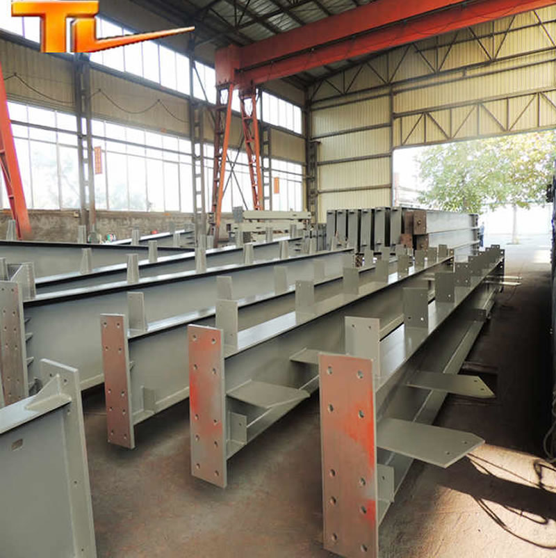 Vigas metalicas con placas de union y acabado gris en planta en Bogotá, Colombia. Montajes, Ingeniería y Construcción. MIC SAS. Vigas metalicas con placas de union y acabado gris en planta en Bogotá, Colombia. Montajes, Ingeniería y Construcción. MIC SAS.