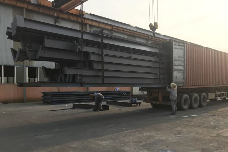 Logística Transporte Vigas Metálicas Fabricadas Cargue Contenedor En Bogotá Colombia. Montajes, Ingeniería y Construcción. MIC SAS.