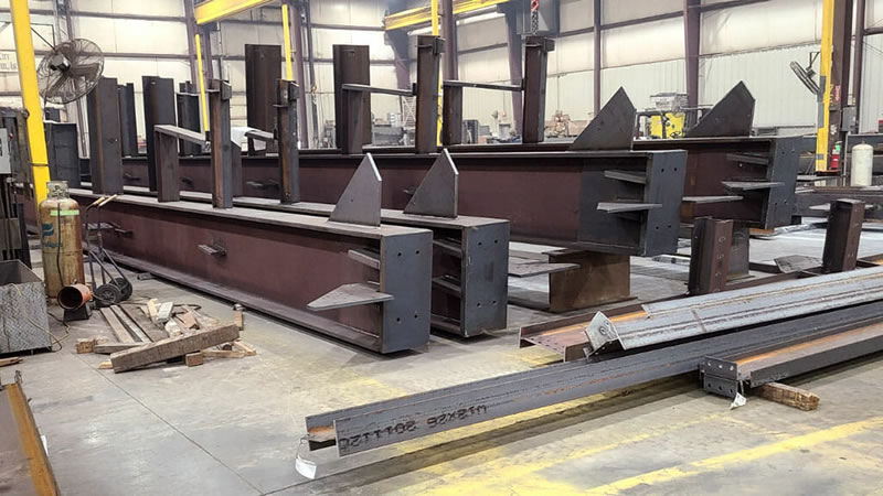 Taller fabricación ad hoc vigas acero personalizadas múltiples en Bogotá Colombia. Montajes, Ingeniería y Construcción. MIC SAS.