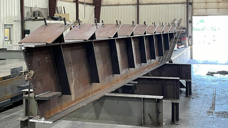 Viga acero armada fabricación ad hoc proyectos especiales en Bogotá Colombia. Montajes, Ingeniería y Construcción. MIC SAS.