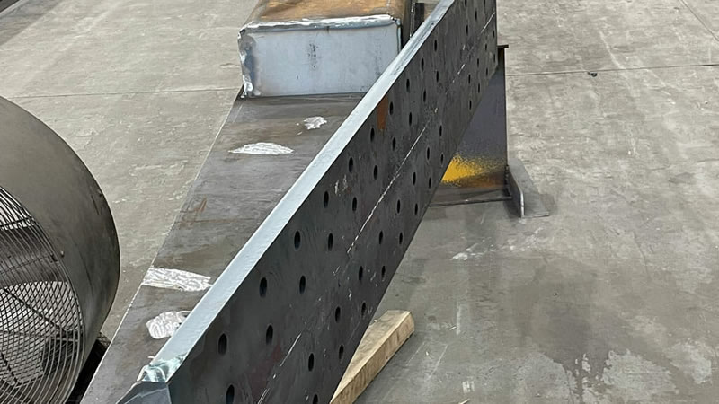 Viga acero perforada sandblasting fabricación ad hoc en Bogotá Colombia. Montajes, Ingeniería y Construcción. MIC SAS.