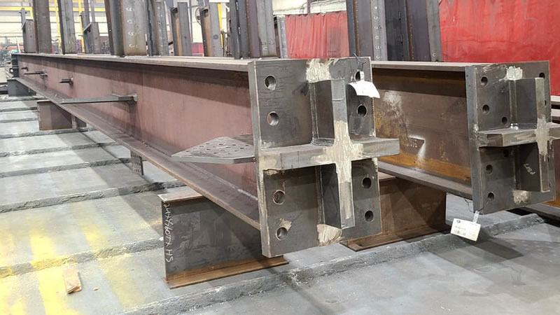 Viga metálica fabricada conexión empernada proyectos especiales en Bogotá Colombia. Montajes, Ingeniería y Construcción. MIC SAS.