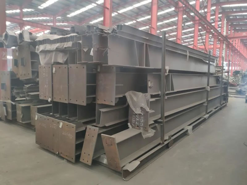 Vigas acero fabricadas apiladas para logística proyectos en Bogotá Colombia. Montajes, Ingeniería y Construcción. MIC SAS.