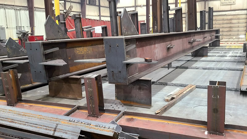 Vigas acero personalizadas fabricación ad hoc ensamblaje taller en Bogotá Colombia. Montajes, Ingeniería y Construcción. MIC SAS.