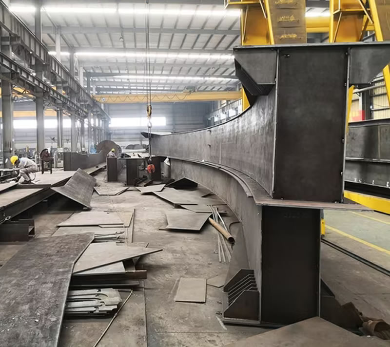 Fabricación de precisión de viga metálica curva como componente único en Bogotá, Colombia. Montajes, Ingeniería y Construcción. MIC SAS. Fabricación de precisión de viga metálica curva como componente único en Bogotá, Colombia. Montajes, Ingeniería y Construcción. MIC SAS.