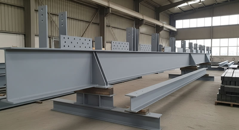 Vigas de acero con pintura anticorrosiva listas para despacho en Bogotá, Colombia. Montajes, Ingeniería y Construcción. MIC SAS. Vigas de acero con pintura anticorrosiva listas para despacho en Bogotá, Colombia. Montajes, Ingeniería y Construcción. MIC SAS.