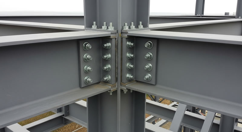 Conexión precisa de vigas de acero prefabricadas para montaje eficiente en Bogotá, Colombia. Montajes, Ingeniería y Construcción. MIC SAS.