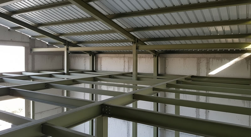 Montaje en sitio de vigas metalicas para estructura de acero en Bogotá, Colombia. Montajes, Ingeniería y Construcción. MIC SAS.