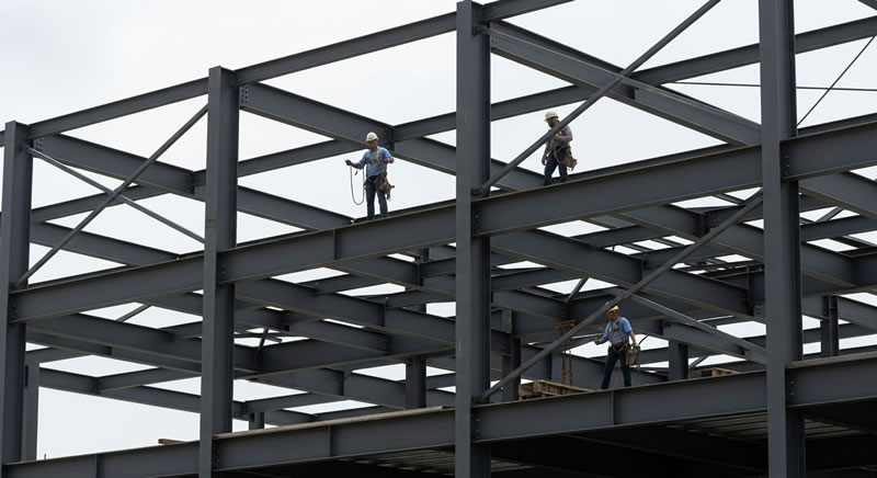 Personal calificado en montaje seguro de estructuras metalicas en Bogotá, Colombia. Montajes, Ingeniería y Construcción. MIC SAS.